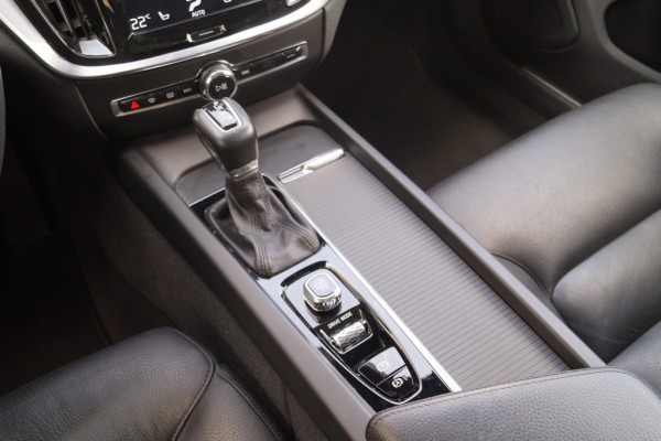 Volvo V60 2.0 T5 250pk Automaat Momentum -PANO-LEER-CAM-