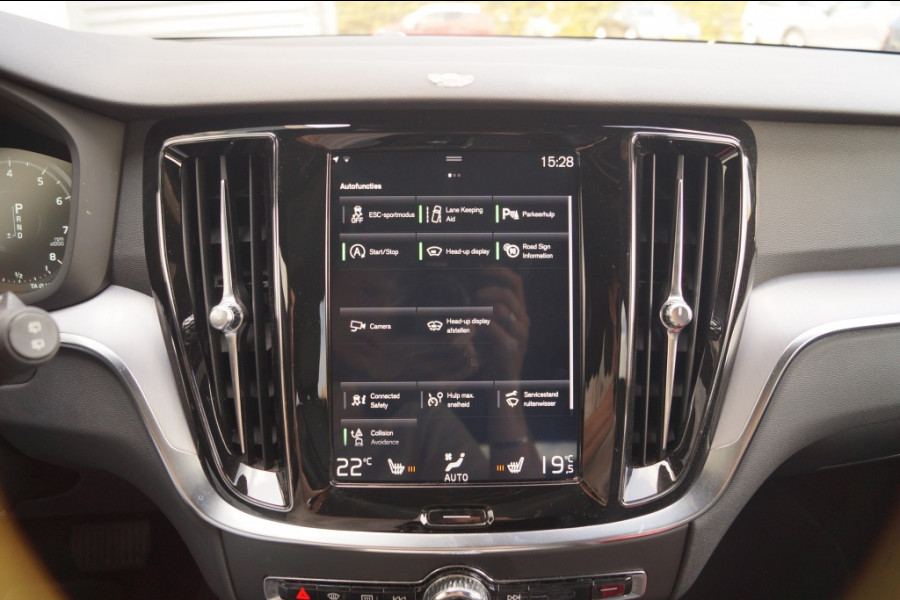 Volvo V60 2.0 T5 250pk Automaat Momentum -PANO-LEER-CAM-