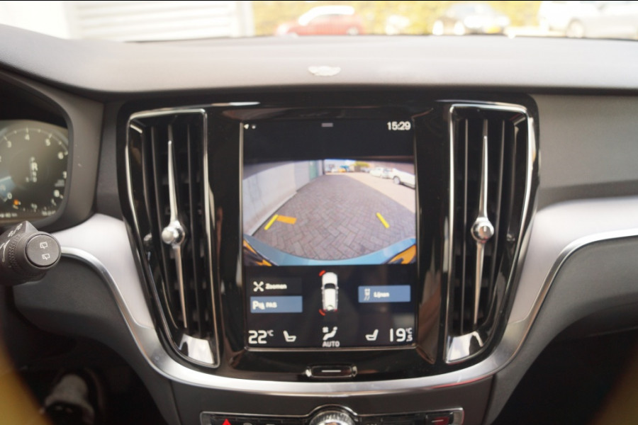 Volvo V60 2.0 T5 250pk Automaat Momentum -PANO-LEER-CAM-