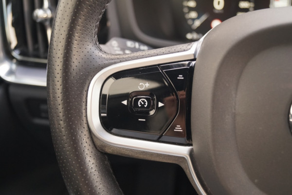 Volvo V60 2.0 T5 250pk Automaat Momentum -PANO-LEER-CAM-
