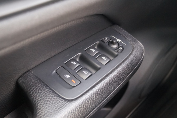Volvo V60 2.0 T5 250pk Automaat Momentum -PANO-LEER-CAM-