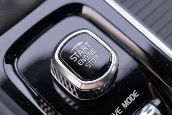 Volvo V60 2.0 T5 250pk Automaat Momentum -PANO-LEER-CAM-