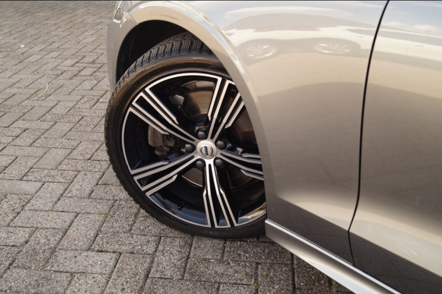 Volvo V60 2.0 T5 250pk Automaat Momentum -PANO-LEER-CAM-