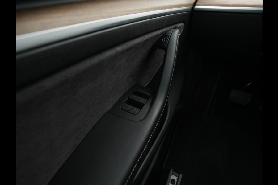 Tesla Model Y Long Range AWD 75 kWh [ 3-Fase ] (INCL-BTW) Aut. *PANO-WINDOW | AUTO-PILOT | LUXURY-LEATHER | TOP-VIEW | NAVI-FULLMAP | MATRIX-LED | AIR-SUSPENSION | DIGI-COCKPIT | KEYLESS | CAMERA | DAB+ | HEATED-COMFORTSEATS | PRIVACY-GLA