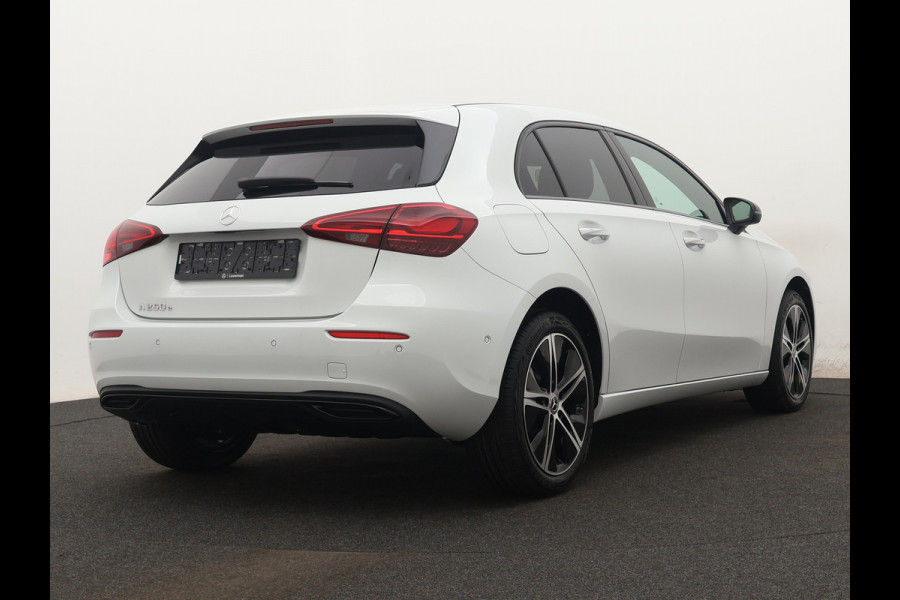Mercedes-Benz A-Klasse 250 e Star Edition | Nightpakket | Dodehoekassistent | Parkeerpakket met achteruitrijcamera | Extra USB-poorten | KEYLESS GO | Sfeerverlichting | Verwarmde stoelen vooraan |
