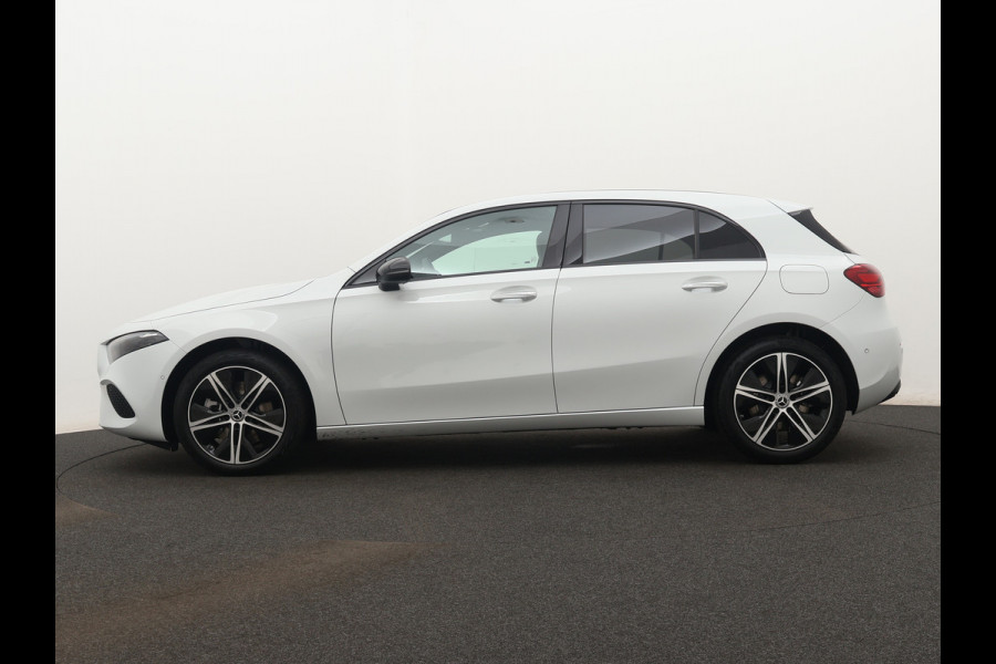 Mercedes-Benz A-Klasse 250 e Star Edition | Nightpakket | Dodehoekassistent | Parkeerpakket met achteruitrijcamera | Extra USB-poorten | KEYLESS GO | Sfeerverlichting | Verwarmde stoelen vooraan |