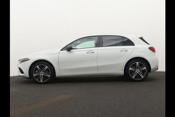 Mercedes-Benz A-Klasse 250 e Star Edition | Nightpakket | Dodehoekassistent | Parkeerpakket met achteruitrijcamera | Extra USB-poorten | KEYLESS GO | Sfeerverlichting | Verwarmde stoelen vooraan |