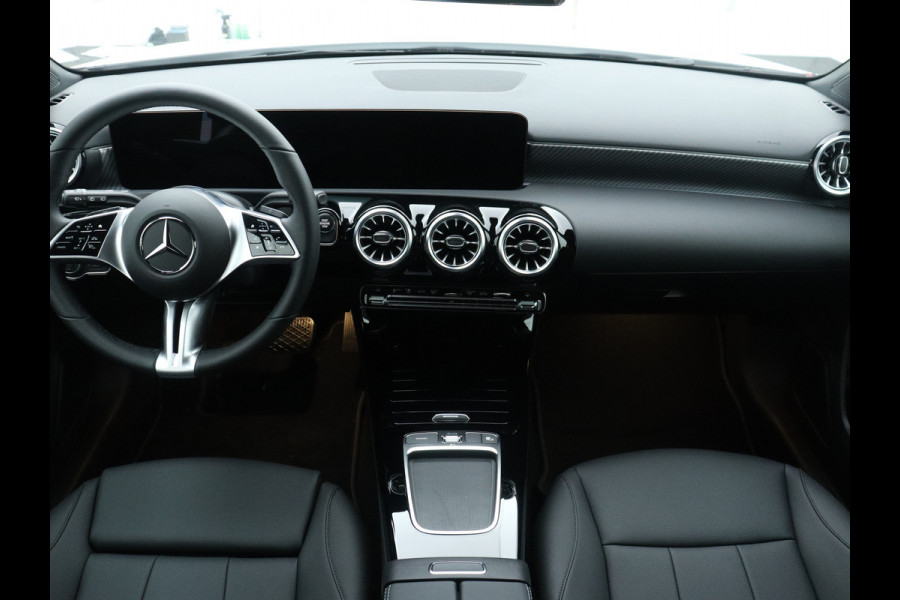 Mercedes-Benz A-Klasse 250 e Star Edition | Nightpakket | Dodehoekassistent | Parkeerpakket met achteruitrijcamera | Extra USB-poorten | KEYLESS GO | Sfeerverlichting | Verwarmde stoelen vooraan |