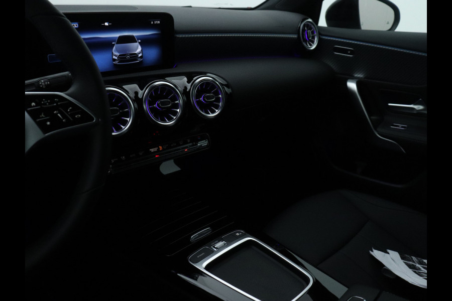 Mercedes-Benz A-Klasse 250 e Star Edition | Nightpakket | Dodehoekassistent | Parkeerpakket met achteruitrijcamera | Extra USB-poorten | KEYLESS GO | Sfeerverlichting | Verwarmde stoelen vooraan |