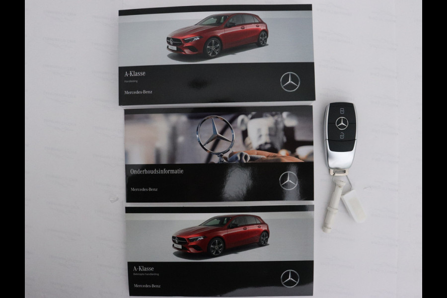 Mercedes-Benz A-Klasse 250 e Star Edition | Nightpakket | Dodehoekassistent | Parkeerpakket met achteruitrijcamera | Extra USB-poorten | KEYLESS GO | Sfeerverlichting | Verwarmde stoelen vooraan |