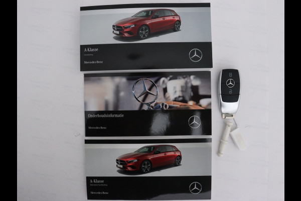 Mercedes-Benz A-Klasse 250 e Star Edition | Nightpakket | Dodehoekassistent | Parkeerpakket met achteruitrijcamera | Extra USB-poorten | KEYLESS GO | Sfeerverlichting | Verwarmde stoelen vooraan |
