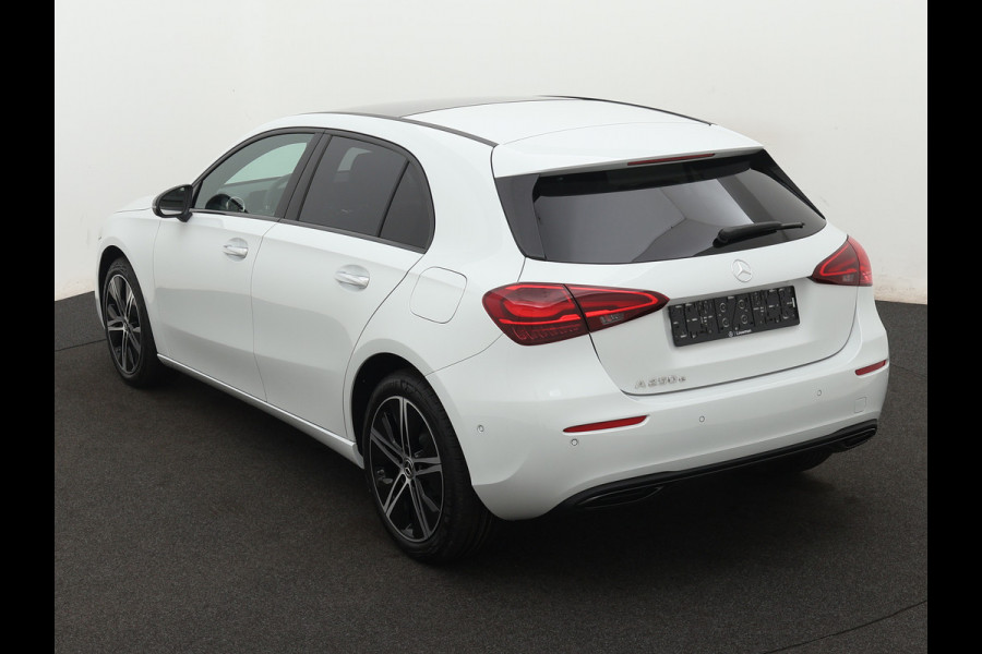 Mercedes-Benz A-Klasse 250 e Star Edition | Nightpakket | Dodehoekassistent | Parkeerpakket met achteruitrijcamera | Extra USB-poorten | KEYLESS GO | Sfeerverlichting | Verwarmde stoelen vooraan |