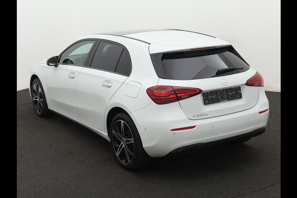 Mercedes-Benz A-Klasse 250 e Star Edition | Nightpakket | Dodehoekassistent | Parkeerpakket met achteruitrijcamera | Extra USB-poorten | KEYLESS GO | Sfeerverlichting | Verwarmde stoelen vooraan |