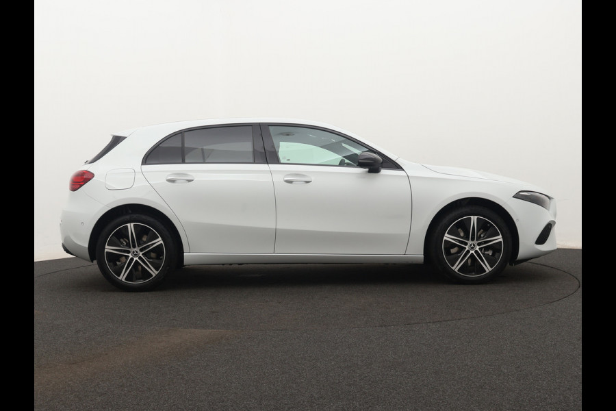 Mercedes-Benz A-Klasse 250 e Star Edition | Nightpakket | Dodehoekassistent | Parkeerpakket met achteruitrijcamera | Extra USB-poorten | KEYLESS GO | Sfeerverlichting | Verwarmde stoelen vooraan |