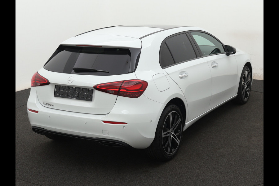 Mercedes-Benz A-Klasse 250 e Star Edition | Nightpakket | Dodehoekassistent | Parkeerpakket met achteruitrijcamera | Extra USB-poorten | KEYLESS GO | Sfeerverlichting | Verwarmde stoelen vooraan |
