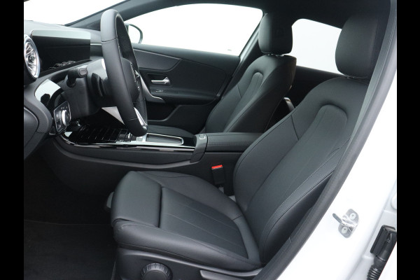 Mercedes-Benz A-Klasse 250 e Star Edition | Nightpakket | Dodehoekassistent | Parkeerpakket met achteruitrijcamera | Extra USB-poorten | KEYLESS GO | Sfeerverlichting | Verwarmde stoelen vooraan |