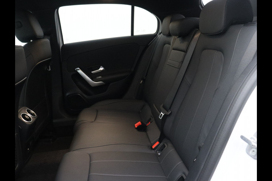 Mercedes-Benz A-Klasse 250 e Star Edition | Nightpakket | Dodehoekassistent | Parkeerpakket met achteruitrijcamera | Extra USB-poorten | KEYLESS GO | Sfeerverlichting | Verwarmde stoelen vooraan |