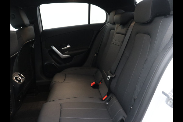 Mercedes-Benz A-Klasse 250 e Star Edition | Nightpakket | Dodehoekassistent | Parkeerpakket met achteruitrijcamera | Extra USB-poorten | KEYLESS GO | Sfeerverlichting | Verwarmde stoelen vooraan |
