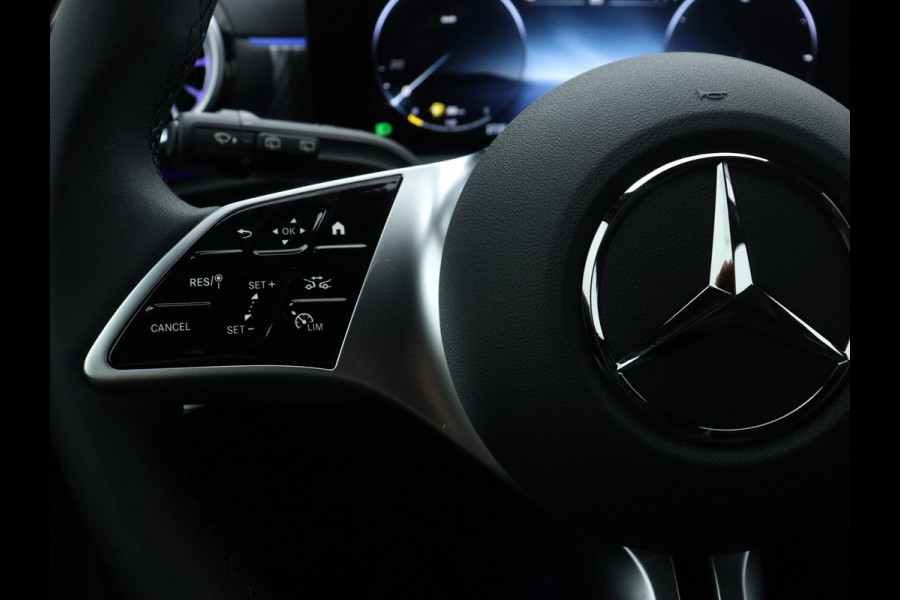 Mercedes-Benz A-Klasse 250 e Star Edition | Nightpakket | Dodehoekassistent | Parkeerpakket met achteruitrijcamera | Extra USB-poorten | KEYLESS GO | Sfeerverlichting | Verwarmde stoelen vooraan |