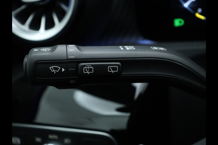 Mercedes-Benz A-Klasse 250 e Star Edition | Nightpakket | Dodehoekassistent | Parkeerpakket met achteruitrijcamera | Extra USB-poorten | KEYLESS GO | Sfeerverlichting | Verwarmde stoelen vooraan |