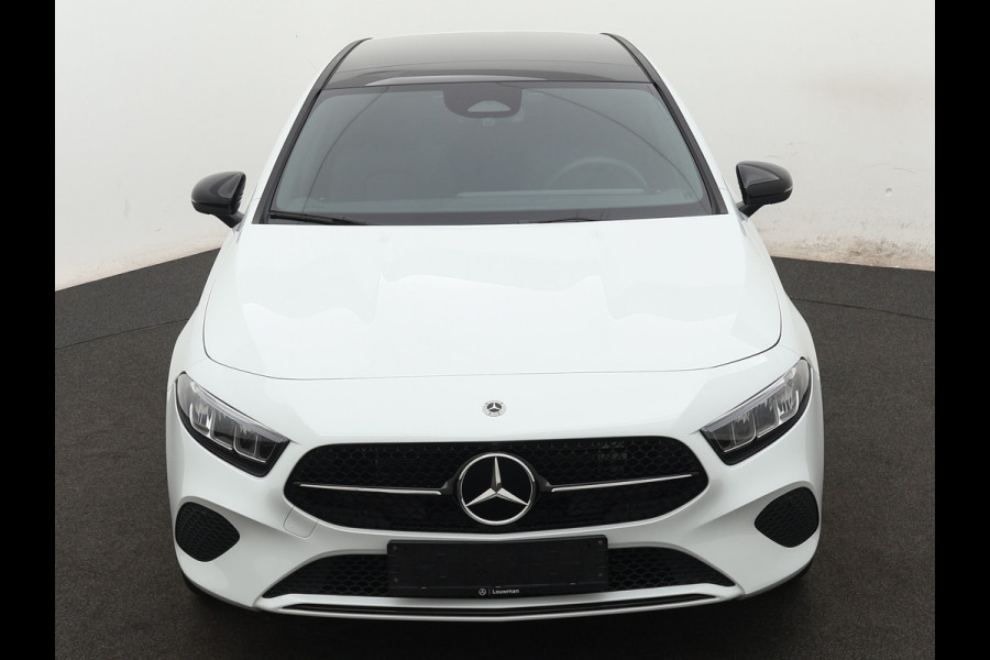 Mercedes-Benz A-Klasse 250 e Star Edition | Nightpakket | Dodehoekassistent | Parkeerpakket met achteruitrijcamera | Extra USB-poorten | KEYLESS GO | Sfeerverlichting | Verwarmde stoelen vooraan |
