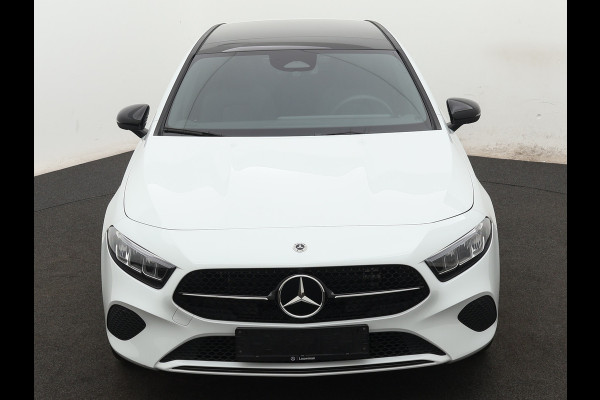Mercedes-Benz A-Klasse 250 e Star Edition | Nightpakket | Dodehoekassistent | Parkeerpakket met achteruitrijcamera | Extra USB-poorten | KEYLESS GO | Sfeerverlichting | Verwarmde stoelen vooraan |