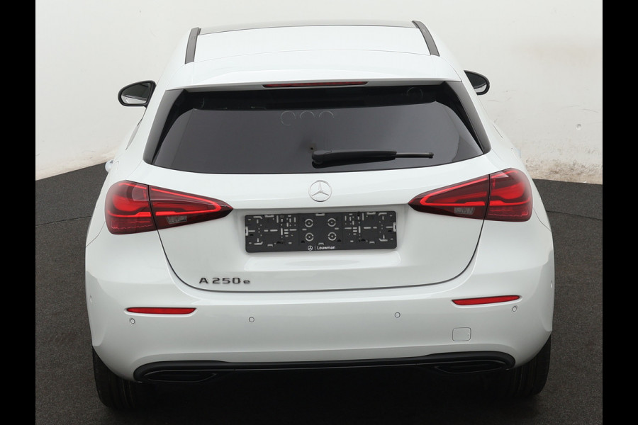 Mercedes-Benz A-Klasse 250 e Star Edition | Nightpakket | Dodehoekassistent | Parkeerpakket met achteruitrijcamera | Extra USB-poorten | KEYLESS GO | Sfeerverlichting | Verwarmde stoelen vooraan |