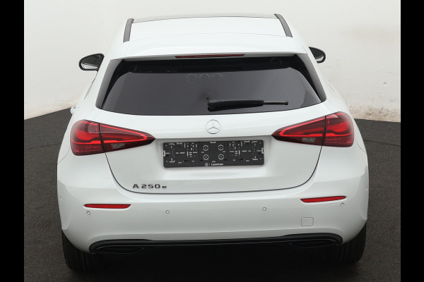 Mercedes-Benz A-Klasse 250 e Star Edition | Nightpakket | Dodehoekassistent | Parkeerpakket met achteruitrijcamera | Extra USB-poorten | KEYLESS GO | Sfeerverlichting | Verwarmde stoelen vooraan |