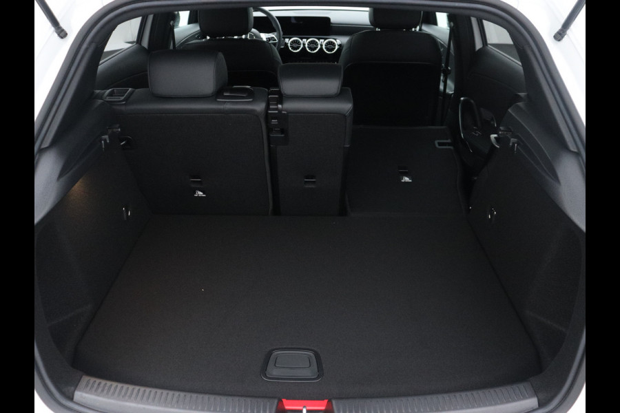 Mercedes-Benz A-Klasse 250 e Star Edition | Nightpakket | Dodehoekassistent | Parkeerpakket met achteruitrijcamera | Extra USB-poorten | KEYLESS GO | Sfeerverlichting | Verwarmde stoelen vooraan |