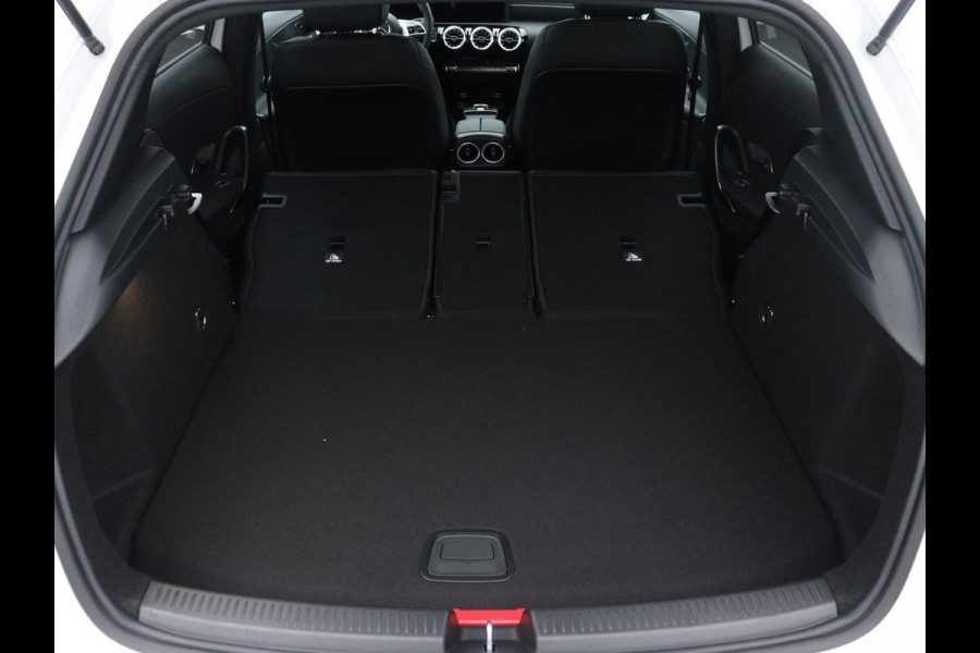 Mercedes-Benz A-Klasse 250 e Star Edition | Nightpakket | Dodehoekassistent | Parkeerpakket met achteruitrijcamera | Extra USB-poorten | KEYLESS GO | Sfeerverlichting | Verwarmde stoelen vooraan |