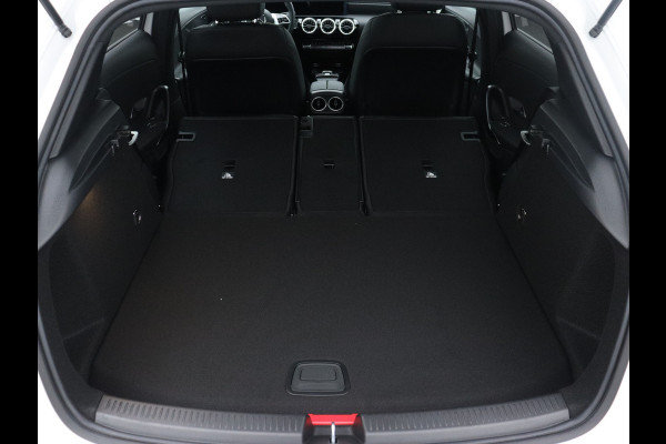 Mercedes-Benz A-Klasse 250 e Star Edition | Nightpakket | Dodehoekassistent | Parkeerpakket met achteruitrijcamera | Extra USB-poorten | KEYLESS GO | Sfeerverlichting | Verwarmde stoelen vooraan |