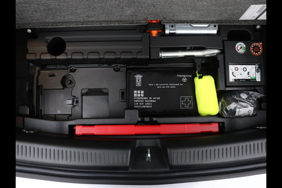 Mercedes-Benz A-Klasse 250 e Star Edition | Nightpakket | Dodehoekassistent | Parkeerpakket met achteruitrijcamera | Extra USB-poorten | KEYLESS GO | Sfeerverlichting | Verwarmde stoelen vooraan |