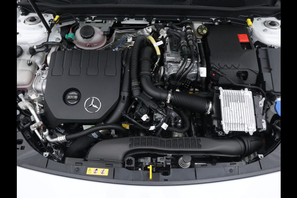 Mercedes-Benz A-Klasse 250 e Star Edition | Nightpakket | Dodehoekassistent | Parkeerpakket met achteruitrijcamera | Extra USB-poorten | KEYLESS GO | Sfeerverlichting | Verwarmde stoelen vooraan |