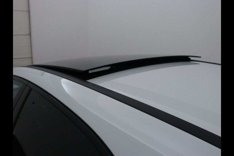 Mercedes-Benz A-Klasse 250 e Star Edition | Nightpakket | Dodehoekassistent | Parkeerpakket met achteruitrijcamera | Extra USB-poorten | KEYLESS GO | Sfeerverlichting | Verwarmde stoelen vooraan |