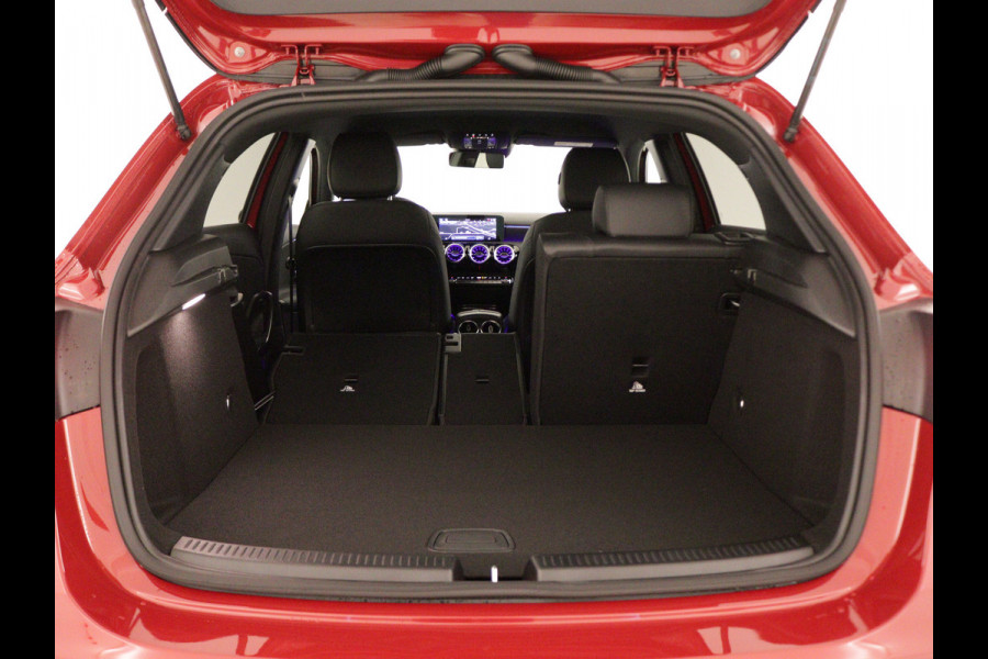 Mercedes-Benz A-Klasse 250 e Plug-In Hybride | Trekhaak | Draadloos oplaadsysteem voor mobiele eindapparaten |  Dodehoekassistent | Extra USB-poorten | Parkeerpakket met achteruitrijcamera | Sfeerverlichting |