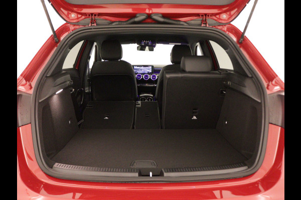 Mercedes-Benz A-Klasse 250 e Plug-In Hybride | Trekhaak | Draadloos oplaadsysteem voor mobiele eindapparaten |  Dodehoekassistent | Extra USB-poorten | Parkeerpakket met achteruitrijcamera | Sfeerverlichting |
