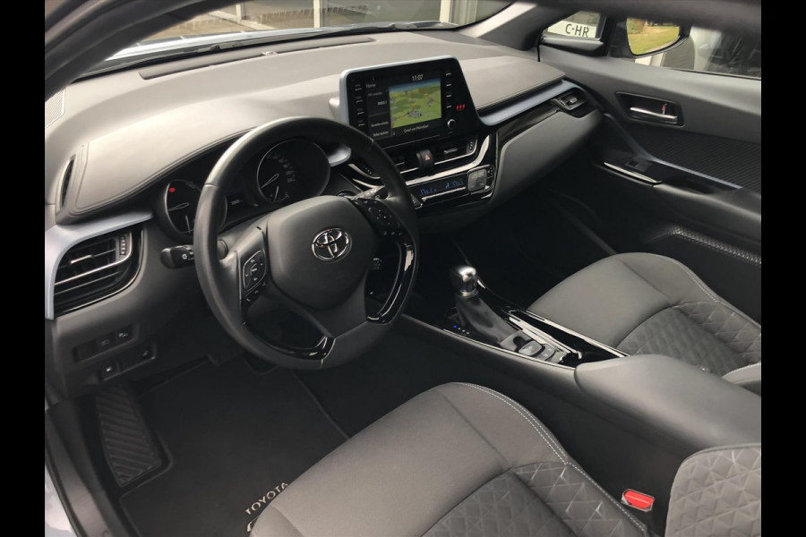 Toyota C-HR 2.0 Hybrid 184pk Bi-Tone | Dodehoekherkenning, Stoel + Stuurverwarming, Parkeersensoren, Apple CarPlay/Android Auto, 18 inch, Ke