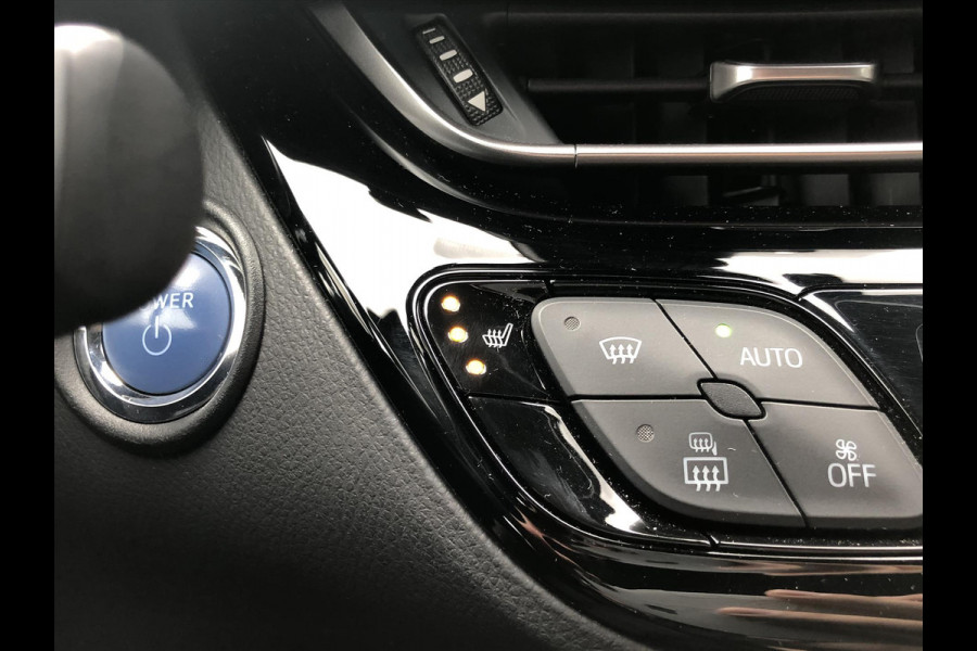 Toyota C-HR 2.0 Hybrid 184pk Bi-Tone | Dodehoekherkenning, Stoel + Stuurverwarming, Parkeersensoren, Apple CarPlay/Android Auto, 18 inch, Ke