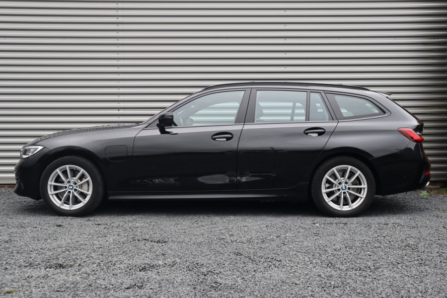 BMW 3 Serie Touring 330e xDrive Panorama / Head-Up / Laser / Dode hoek / Camera / Leder / HiFi /