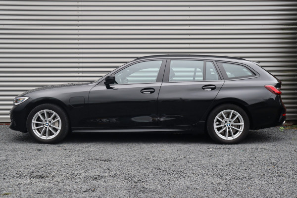 BMW 3 Serie Touring 330e xDrive Panorama / Head-Up / Laser / Dode hoek / Camera / Leder / HiFi /