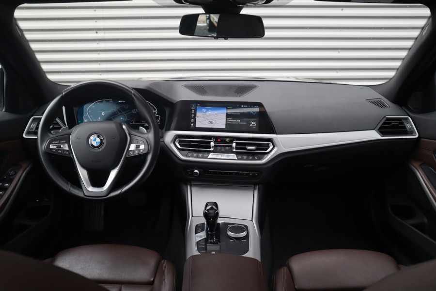 BMW 3 Serie Touring 330e xDrive Panorama / Head-Up / Laser / Dode hoek / Camera / Leder / HiFi /
