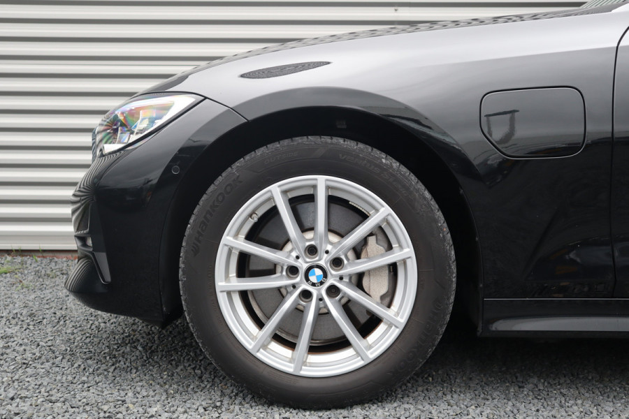 BMW 3 Serie Touring 330e xDrive Panorama / Head-Up / Laser / Dode hoek / Camera / Leder / HiFi /