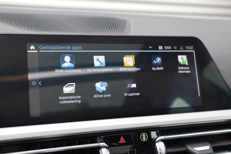 BMW 3 Serie Touring 330e xDrive Panorama / Head-Up / Laser / Dode hoek / Camera / Leder / HiFi /