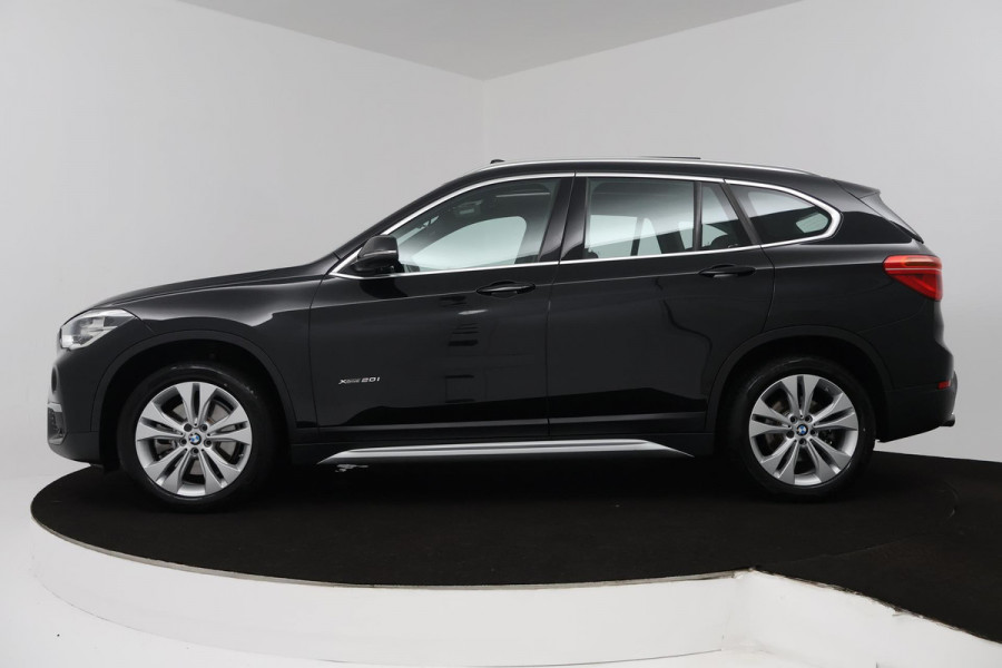 BMW X1 XDrive20i High Executive (PANORAMADAK, TREKHAAK, CAMERA, NAVIGATIE, STOELVERWARMING, HEAD-UP, DEALER ONDERHOUDEN)