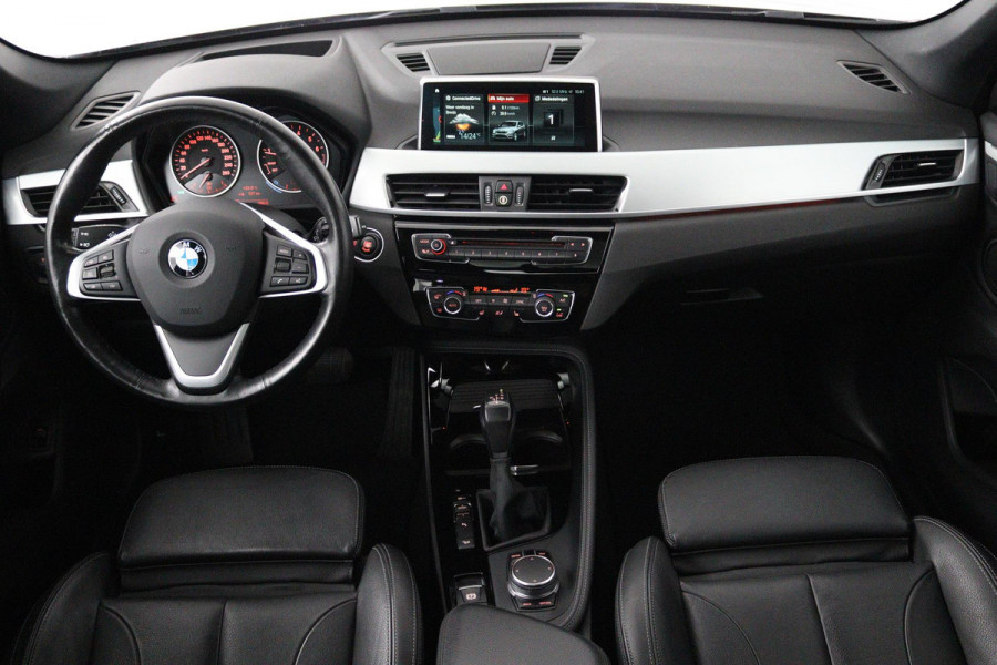 BMW X1 XDrive20i High Executive (PANORAMADAK, TREKHAAK, CAMERA, NAVIGATIE, STOELVERWARMING, HEAD-UP, DEALER ONDERHOUDEN)