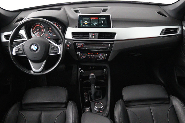 BMW X1 XDrive20i High Executive (PANORAMADAK, TREKHAAK, CAMERA, NAVIGATIE, STOELVERWARMING, HEAD-UP, DEALER ONDERHOUDEN)