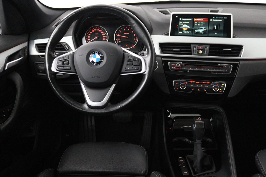 BMW X1 XDrive20i High Executive (PANORAMADAK, TREKHAAK, CAMERA, NAVIGATIE, STOELVERWARMING, HEAD-UP, DEALER ONDERHOUDEN)