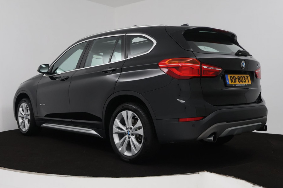 BMW X1 XDrive20i High Executive (PANORAMADAK, TREKHAAK, CAMERA, NAVIGATIE, STOELVERWARMING, HEAD-UP, DEALER ONDERHOUDEN)