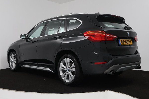 BMW X1 XDrive20i High Executive (PANORAMADAK, TREKHAAK, CAMERA, NAVIGATIE, STOELVERWARMING, HEAD-UP, DEALER ONDERHOUDEN)