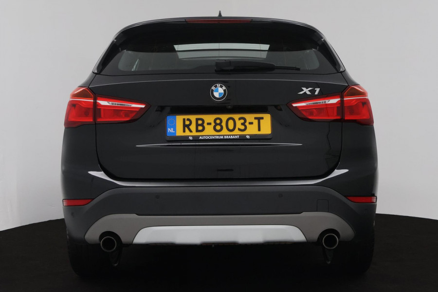 BMW X1 XDrive20i High Executive (PANORAMADAK, TREKHAAK, CAMERA, NAVIGATIE, STOELVERWARMING, HEAD-UP, DEALER ONDERHOUDEN)
